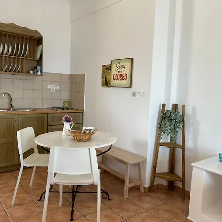 アロニア スタジオ アパート