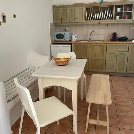 アロニア スタジオ アパート